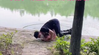 Cô con gái ra sông xem cá, bố chạy đến ngăn cản và suýt nữa thì "xúc" cô xuống sông