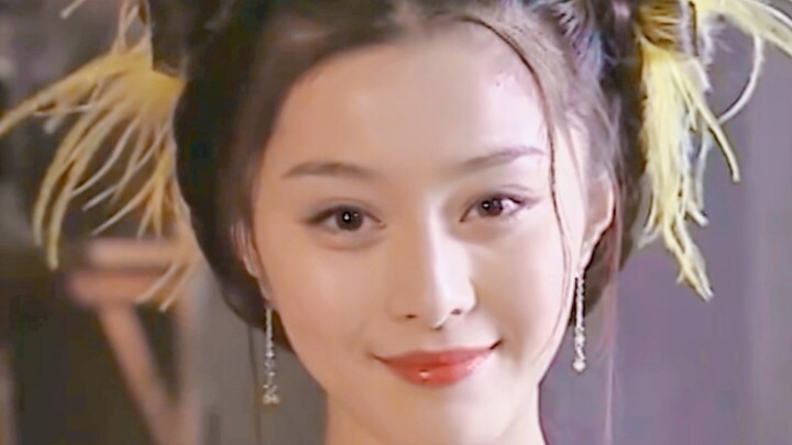 Playing Song Yinzhang, she truly makes you believe what it means to captivate the entire city with a