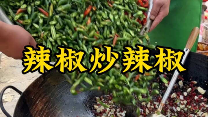 Koki desa membuat langsung hidangan “cabe tumis cabe”, wangi, pedas, dan sangat nikmat disantap bers