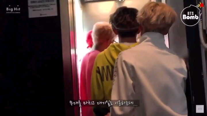 Lift bau yang hanya muat enam orang; lihatlah ekspresi putus asa Min yang panik ingin masuk tapi tak