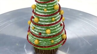 The chocolate Christmas tree is so delicate and beautiful that I really don’t want to eat it!