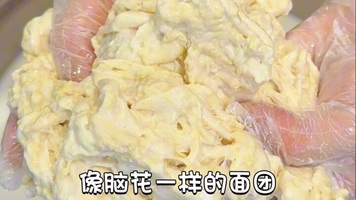 Cho một khối bột vào nước và rửa sạch. Món này vừa ngon, vừa dễ làm và thú vị.