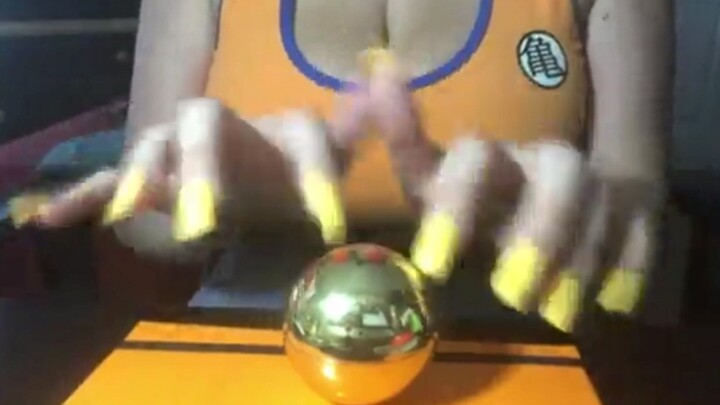 A cute girl in a Monkey King outfit taps various props with her fingernails to create soothing sound