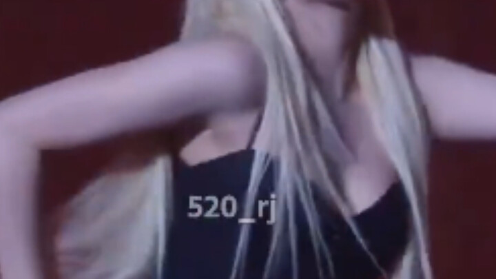 [Yuqi’s “Little Brother”] I’m not hiding this body anymore—so skinny and… so much more!