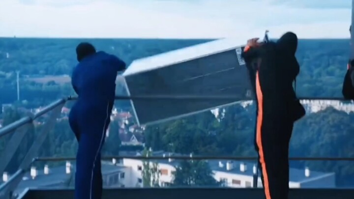 ตู้เย็นใหม่เอี่ยมกลับถูกพวกเขายกขึ้นไปโยนลงมาจากดาดฟ้า