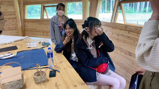 在现实中遇到偶像的我选择了最丢人的做法[tv_难过]当时场间休息，我的妆造老师和pd都知道我喜欢陶典老师，就疯狂拉我去跟陶典老师坐同一个凳子…我就在她的注视下…