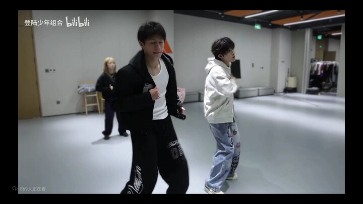 Zhu Zhixin and Su Xinhao’s partner dance class