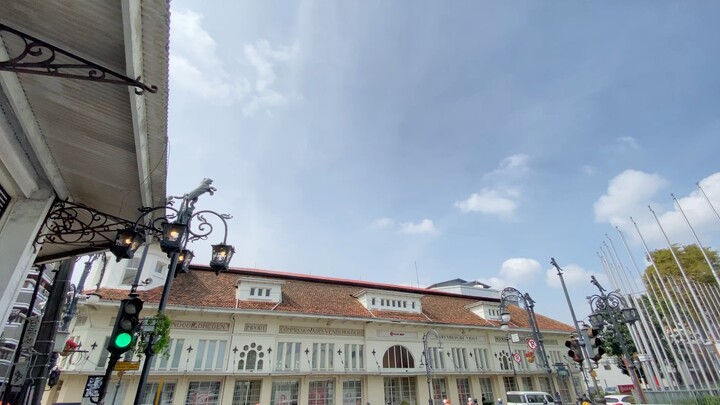 serem.. lagi chill" pinggir jalan tetiba ada yg nongol haha.. coba kalian weekday ny kemana nih?