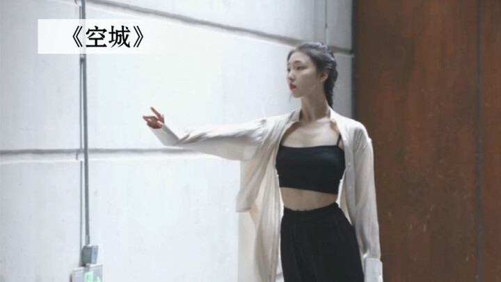 Jalanan ini ramai oleh deru kendaraan, dengan siapa aku bisa berpelukan?