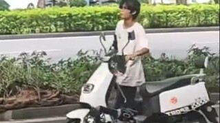 ٦ سبتمبر، قوانغشي. هل هذا مقبول؟ شاب يركب دراجة كهربائية صادف شرطي مرور ودفعها بقوة. عادت صديقته من 