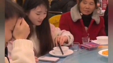 Bà cụ: Xem ra trong đám tiệc vẫn có cao thủ.