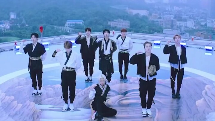 【Stray Kids】Lee Know sợ hãi đến mức ai cũng thấy, lực tay cứ tự nhiên giảm đi, đầu lúc nào cũng cúi 