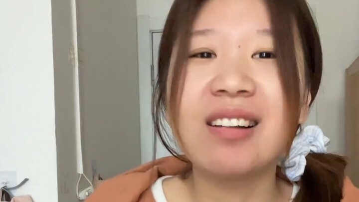 Các cô gái ở lớp khác và các cô gái ở lớp tôi đang nhìn các chàng trai ở lớp tôi...