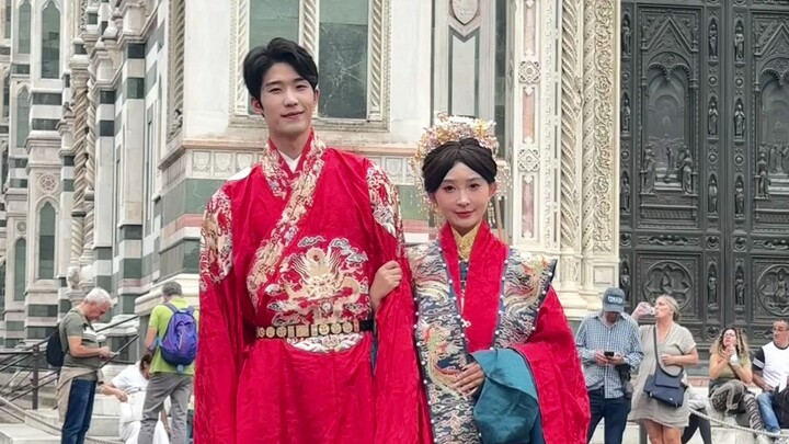 عدّ كم مجموعة من الأزياء التقليدية هناك!!!