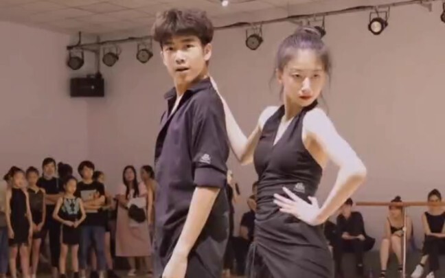#王崇墨李茉涵#Momo's cheerful and energetic cowboy dance