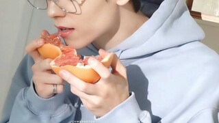 Những câu chuyện tưởng chừng như giả dối của các nam thần tượng thực chất lại là những câu chuyện có