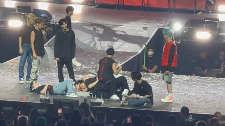 【SEVENTEEN】ซิตคอมครอบครัวสุดฮาในคอนเสิร์ตจับคู่ป๊อปอัพ