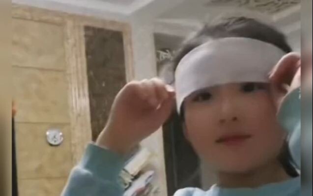 Putri kecilnya mengenakan ikat kepala putih, membuat sang ayah ketakutan sampai melompat kaget!