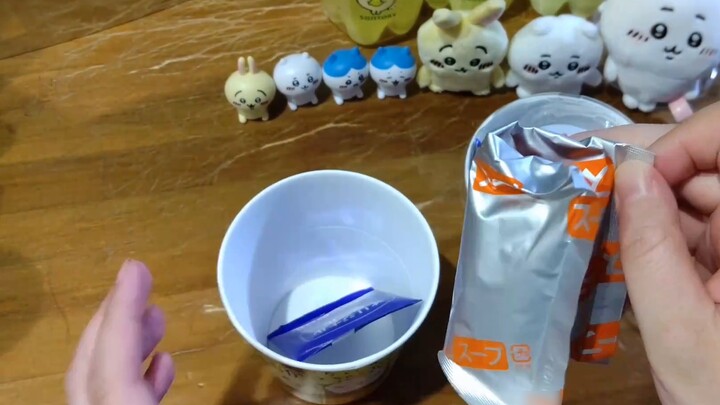 ちいかわ น้ำโซดาและซุปถ้วย