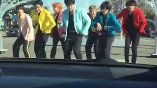 Khoảnh khắc nhảy flashmob của BTS trên đường lái xe vào nhà! Ghen tị quá!