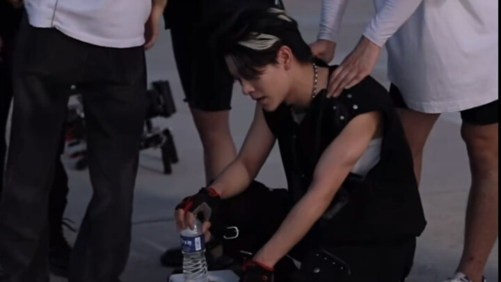 Hạ Tân Long, mày nhảy vậy là cậy cái mệnh cứng hả?