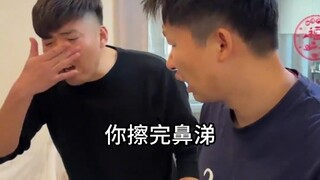 用芦荟胶假装鼻涕整蛊室友，全程高能预警，这效果实在炸裂！