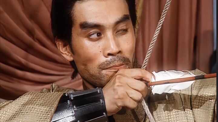 “ในสามก๊กมีเรื่องราวของลิโป้หลายตอนที่เป็นเรื่องแต่ง แต่กลับมีเพียงฉากยิงหอกที่ประตูค่ายเท่านั้นที่เ