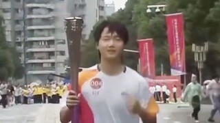 I am the fourth torchbearer, and I am cheering for Asian Games e-sports!