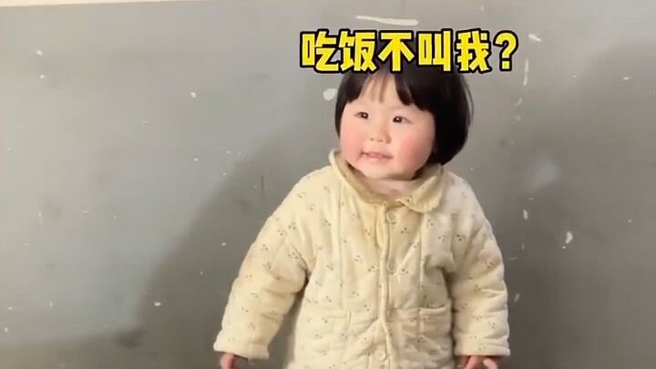 Ơ? Bát của em gái đâu rồi? Đũa của em gái đâu rồi? Món ăn của em gái đâu rồi?