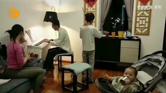 Seperti apa rasanya lahir di keluarga musisi? Perhatikan orang yang membawa kereta bayi itu