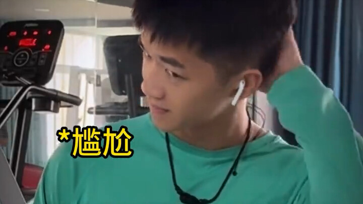 Ketika si i-person salah melakukan gerakan latihan di gym