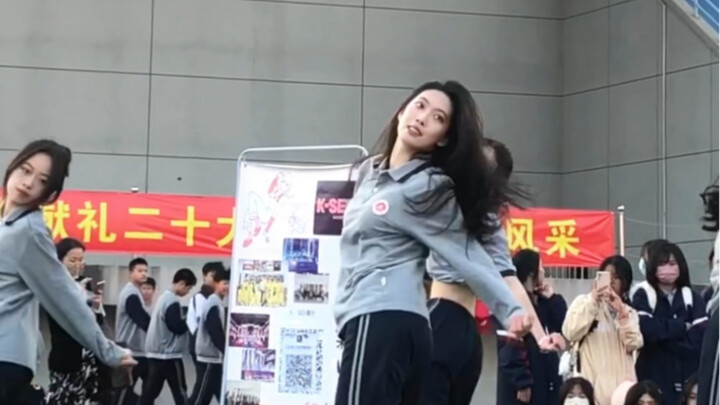 العرض في ساحة المدرسة هو مظهر الشباب بعينه