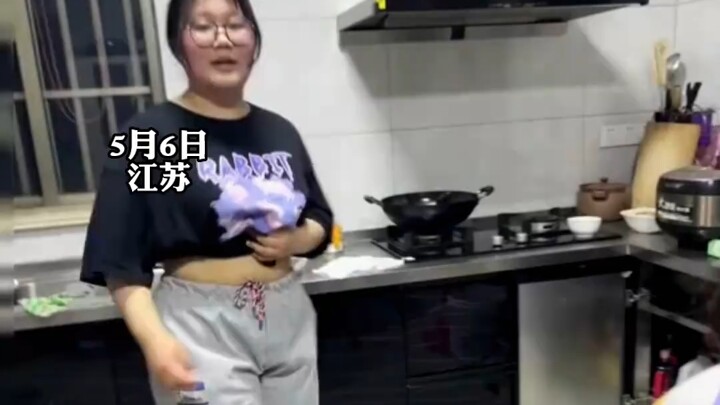 Cewek sering diejek gemuk, akhirnya berusaha diet biar bisa pakai baju cantik. Ini pertama kalinya a