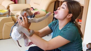 Smart Lovely Baby Sono Want To Catch Mom's Tongue When She Is Playing With Him