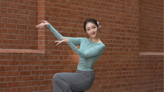 ฉันคิดถึงวัยเด็กของฉันจังเลย เครื่องบินกระดาษที่บินไปมา~