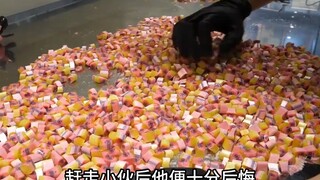 A college student applied for a job at a candy factory and asked for a monthly salary of 40,000 yuan