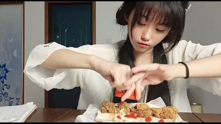 一开始差点以为我就是主角，后来生活告诉我有开心和平凡就够了。回忆和别人口中的自己跟我并没有关系。真正和自己有关系的是自己在意的人还有接受的那些爱。