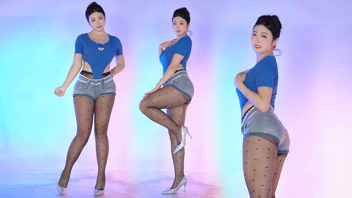 جوارب سوداء مرقطة~