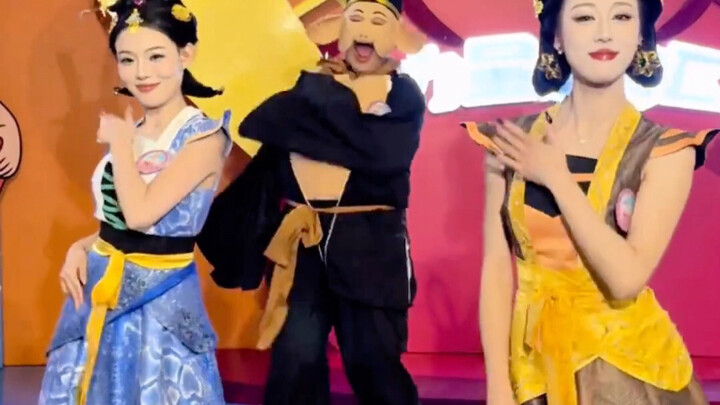 天津欢乐谷蛇精，“大师兄二师兄被俩蛇精抓走了，还在一块跳舞”青蛇（料，小鱼仔）