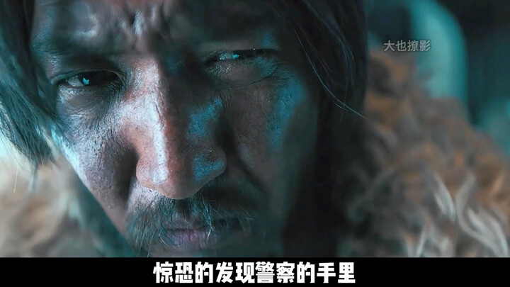 Người đàn ông hoảng hốt phát hiện, khẩu súng mà viên cảnh sát trước mặt đang cầm hóa ra lại là của b