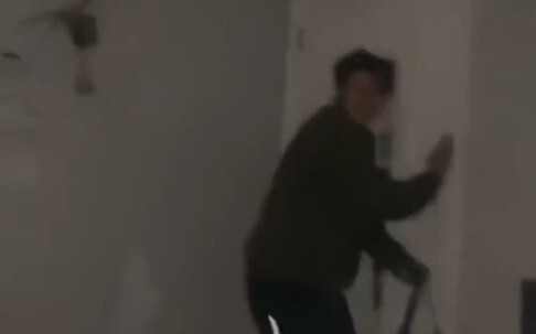 Có thể khẳng định, đây chính là anh trai ruột.