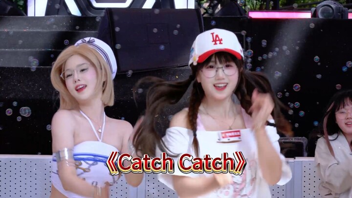 Zhenzhen, hiding behind Jiangjiang, is pulled out by Jingjing for the accompanying dance “Catch Catc