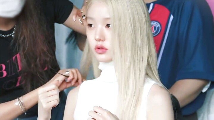 Rasanya cuplikan behind the scenes-nya Fu Ren justru lebih memukau dibandingkan dalam MV-nya...