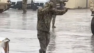 ทหารเต้นรำกลางสายฝน