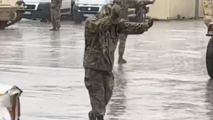 ทหารเต้นรำกลางสายฝน