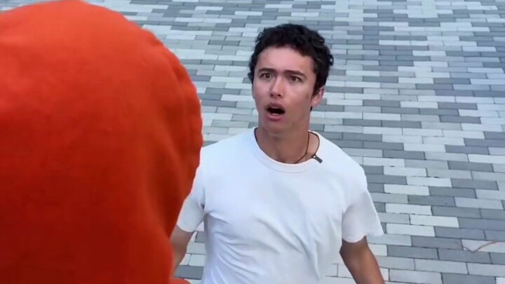 Ketika pacarmu ingin memakai hoodie-mu, begini rasanya: