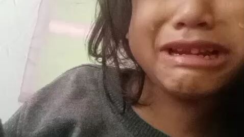 senyum meski bersedih