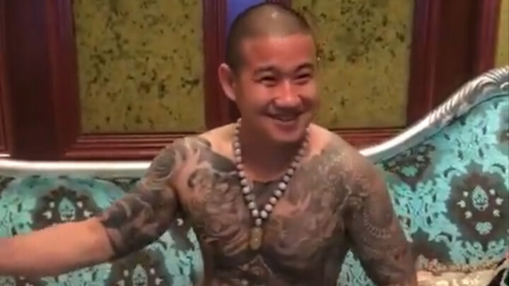 ภาพจริงปี 2018: หลงเกอจากคุนซานยั่วยุผู้คนบนท้องถนน ก่อนถูกฝ่ายตรงข้ามสวนกลับจนเสียชีวิต