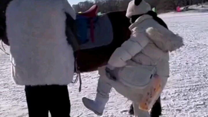 东北大哥邀请南方小土豆骑马，因身高不够周围当地人都过来帮忙！