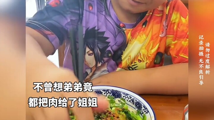 “Dulu waktu kecil aku manjain kamu, sekarang setelah dewasa kamu yang lindungi aku” #MomenMengharuka